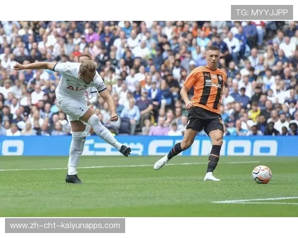 凯恩背身转身顺势分向边路，热刺前场线路更加立体：全新进攻美学的崛起